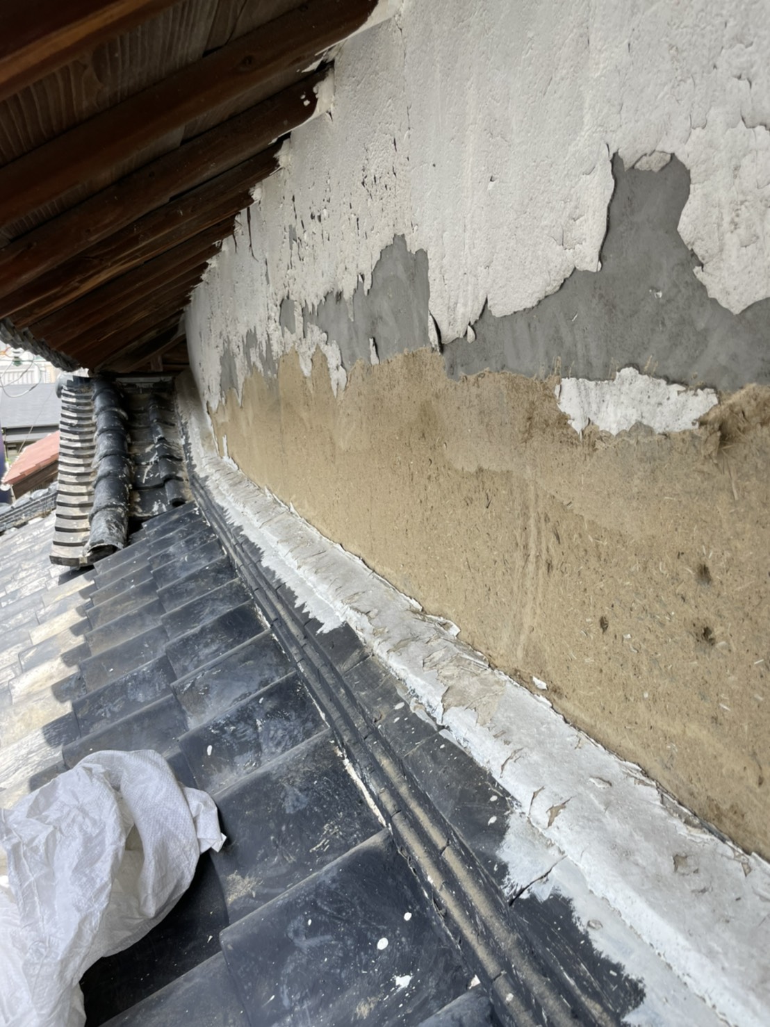漆喰の剥がれ・ひび割れは危険？坂戸市での補修工事の流れを解説