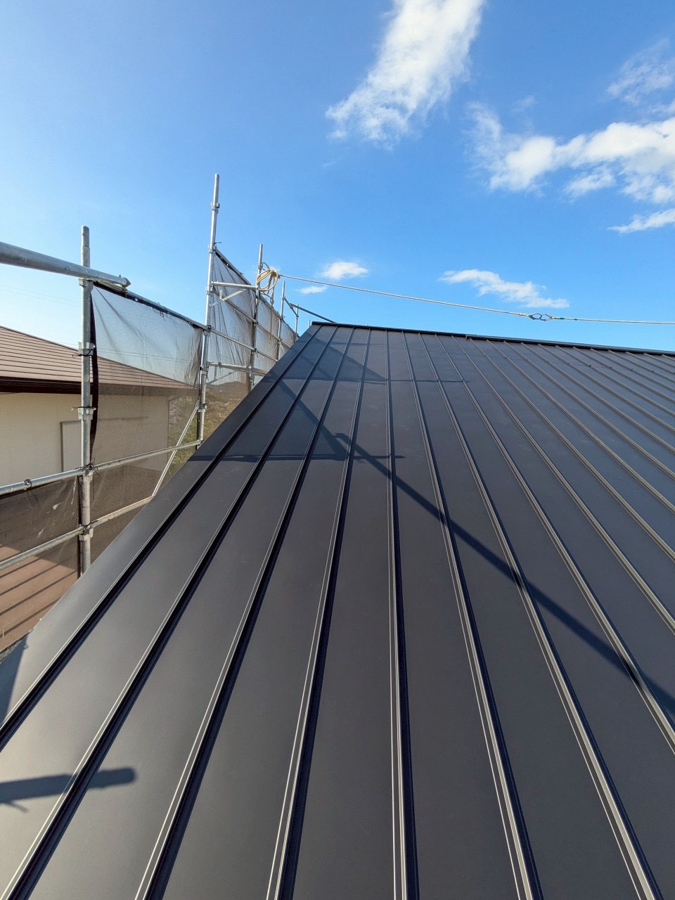 ガルバリウム鋼板の寿命は何年？坂戸市で失敗しない屋根材選び