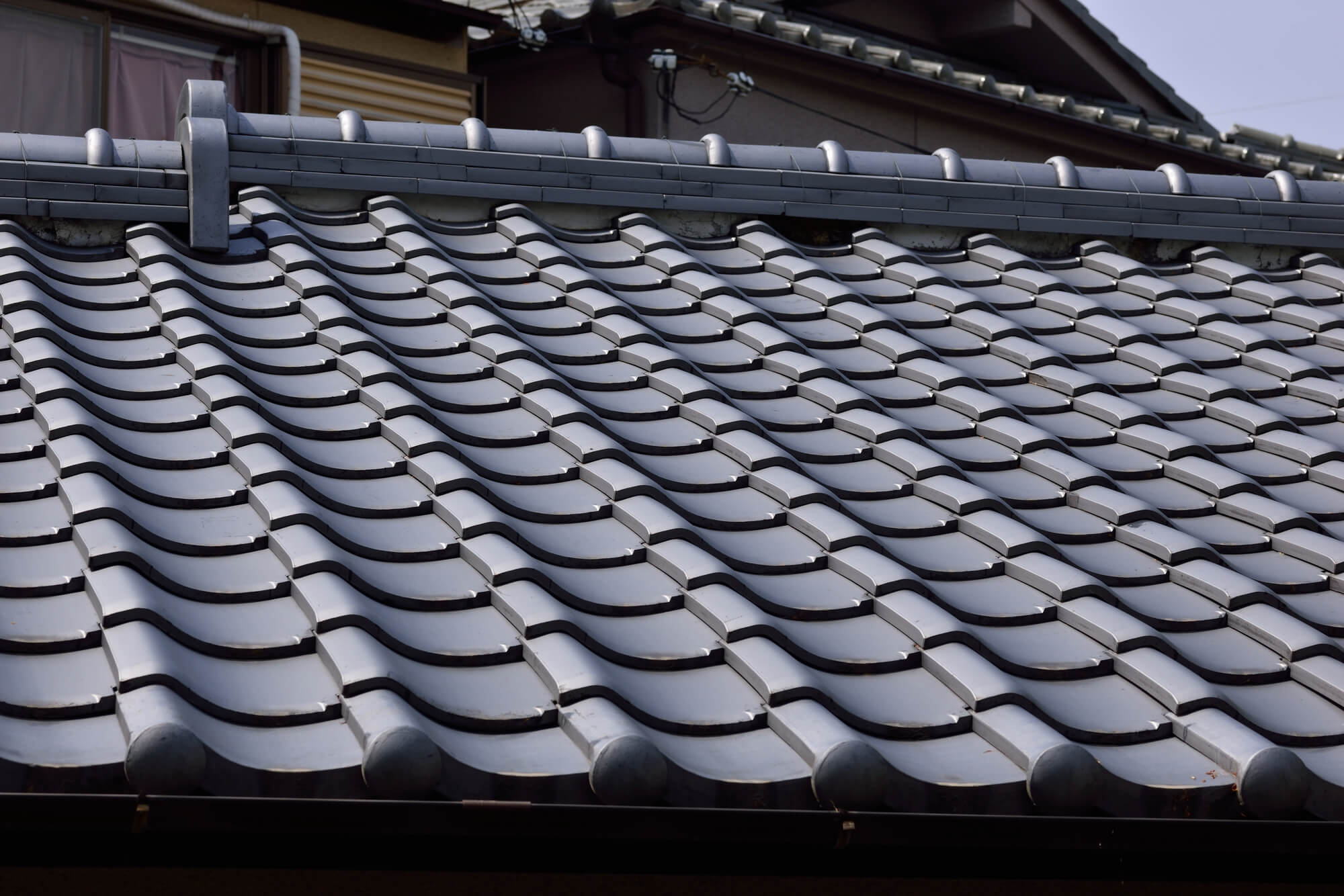 瓦の部分修理で大丈夫？割れ・ずれ・雨漏りを放置する危険性と適切な対処法