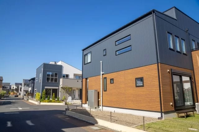 【保存版】外壁塗装のツートンカラー配色ガイド！おしゃれな家に仕上げる色選びのコツ【坂戸市】